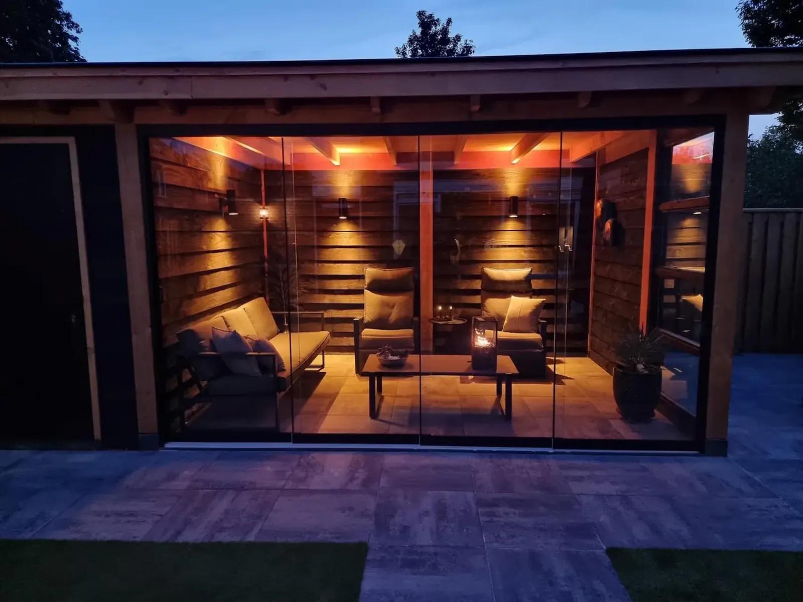 Glazen schuifwand onder een terrasoverkapping